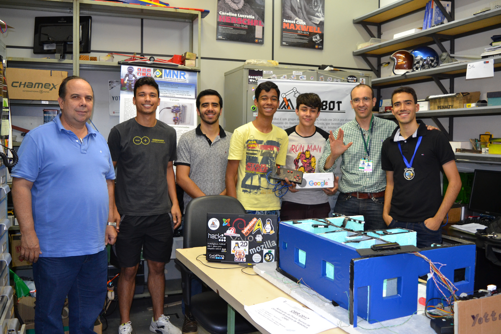 Thiago Bernardes recebeu medalha de prata por vitória na OBR 2017, durante solenidade realizada junto com a equipe GynBot Yotta.